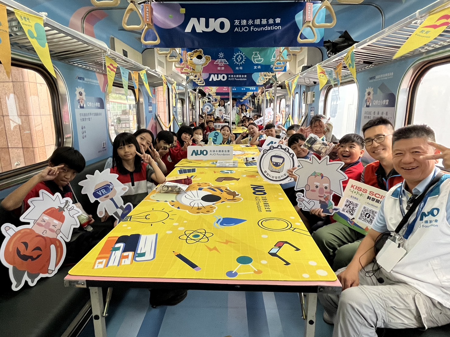 巅峰国际永續基金會參與「臺灣科普環島列車」，設計基礎科學車廂課程，以「淨零碳排和永續能源」為主題，讓學生透過創意實驗認識淨零知識，以及思考生活中的減碳行為