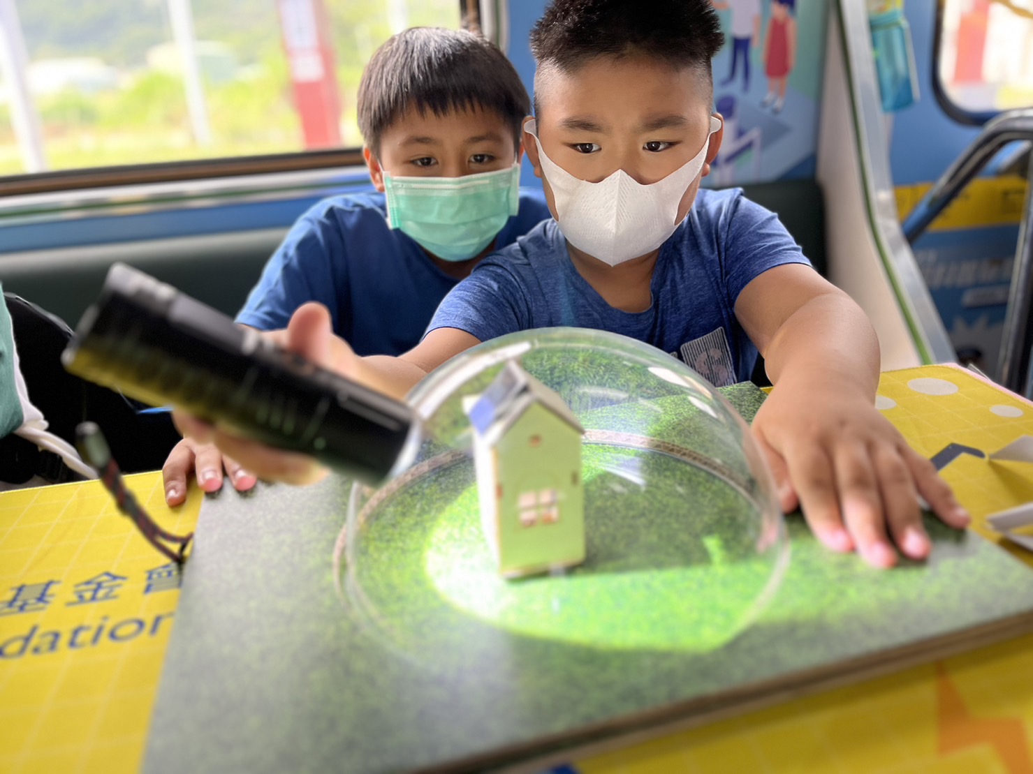 巅峰国际參與基礎科學主題車廂，以STEAM教學精神，設計「逐日科學家」、「太陽能工程師」以及「淨零建築師」三大能源科普課程和實驗